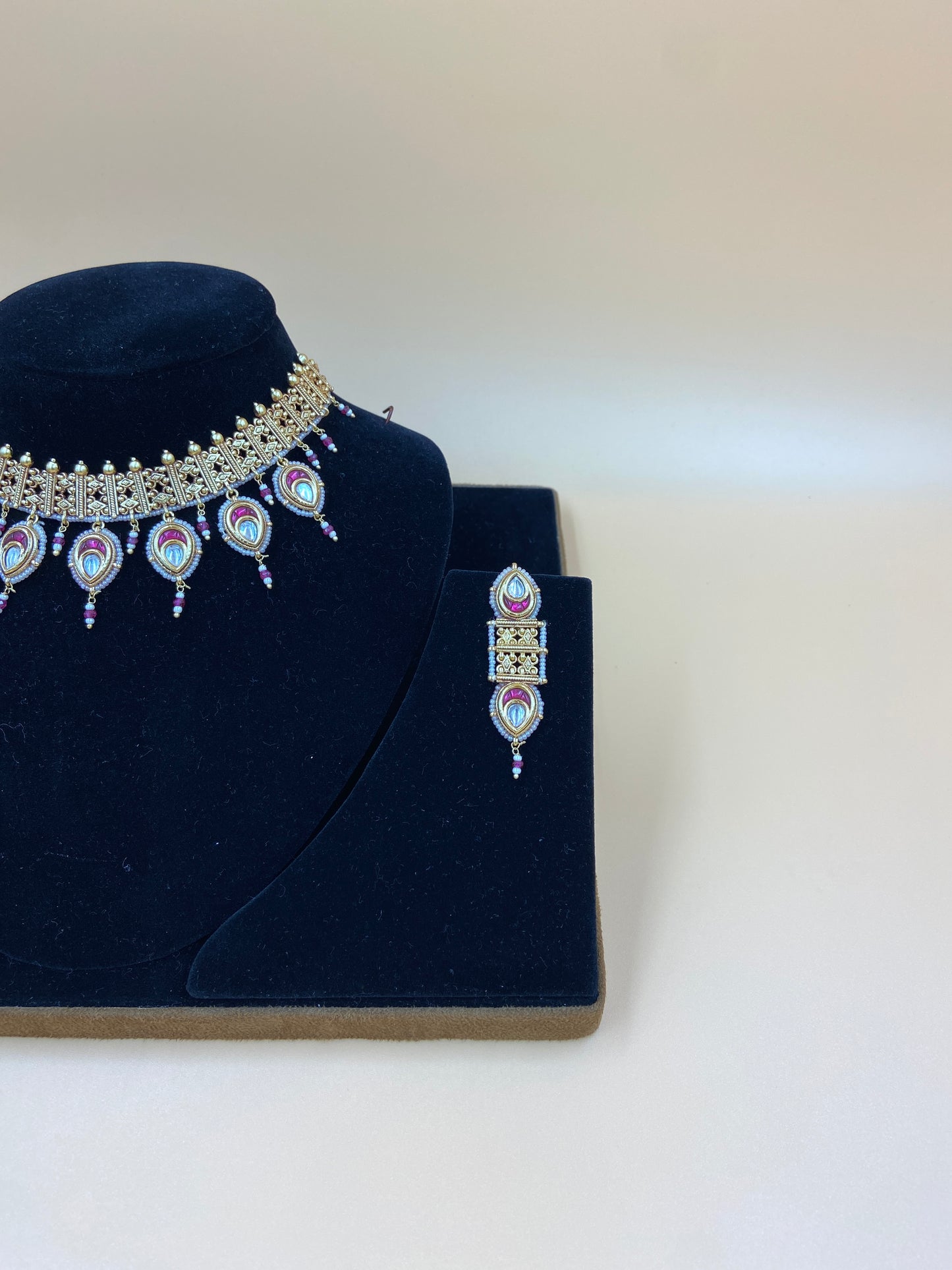 Peacock-Inspired Pearl Necklace Set